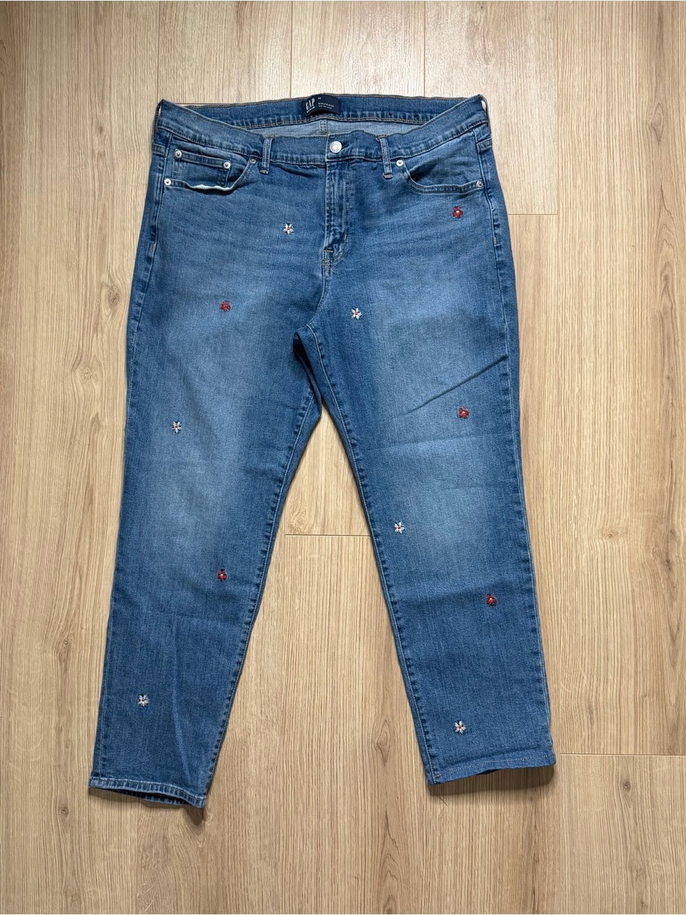 GAP Embroidered Floral Girlfriend Jean Size 33